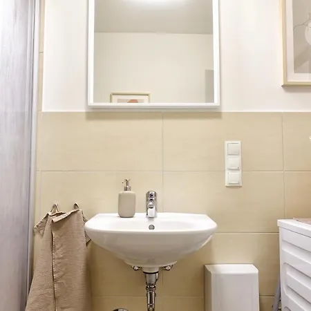 Modernes Studio-apartment Mit Privatem Stellplatz Fuer Bis Zu 4 Personen Naehe Mosel & Weinberge Und Stadtnah Appartement Koblenz (Rhineland-Palatinate)