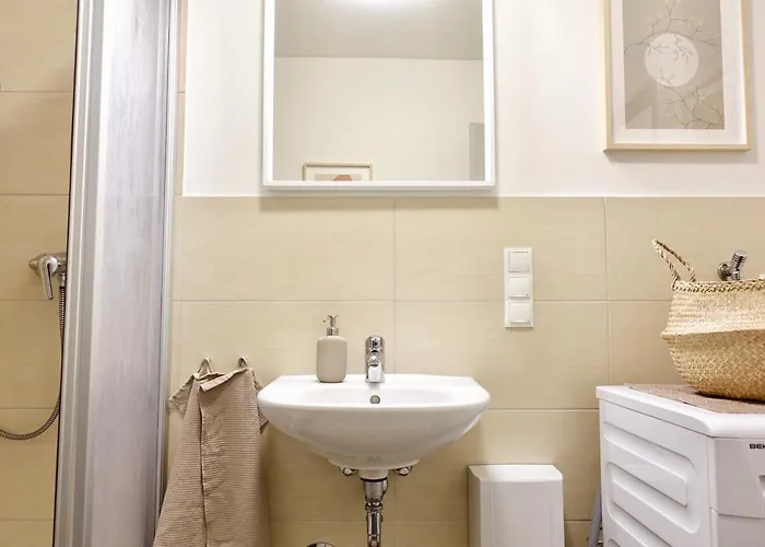 Modernes Studio-apartment Mit Privatem Stellplatz Fuer Bis Zu 4 Personen Naehe Mosel & Weinberge Und Stadtnah Apartamento Coblença