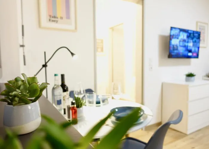 Modernes Studio-apartment Mit Privatem Stellplatz Fuer Bis Zu 4 Personen Naehe Mosel & Weinberge Und Stadtnah Apartamento *